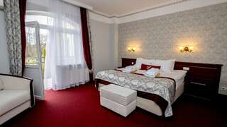 Гостиница Гранд Петергоф Петергоф Делюкс с балконом-1