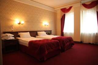 Гостиница Гранд Петергоф СПА Отель Петергоф Улучшенный двухместный номер с 1 кроватью или 2 отдельными кроватями и видом на бассейн-1