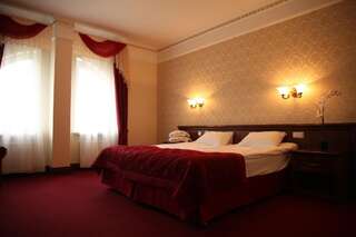 Гостиница Гранд Петергоф СПА Отель Петергоф Улучшенный двухместный номер с 1 кроватью или 2 отдельными кроватями и видом на бассейн-10